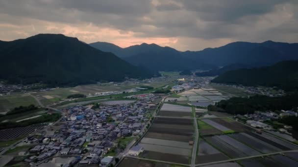 Αεροφωτογραφία Της Μικρής Πόλης Και Ορυζώνες Από Βουνά Ηλιοβασίλεμα Λάμψη — Αρχείο Βίντεο