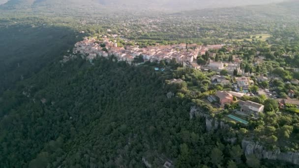 山の中の伝統的なフランスの村 セゼール シュル シアーニュへの空中アプローチ 高品質4K映像 — ストック動画