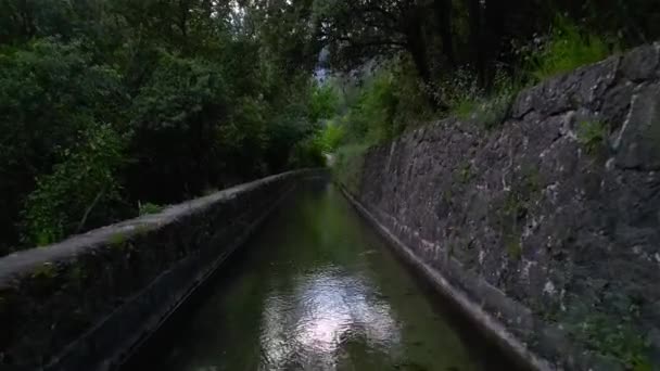 Летает Низко Над Водой Историческом Канале Около Сен Сезар Сюр — стоковое видео