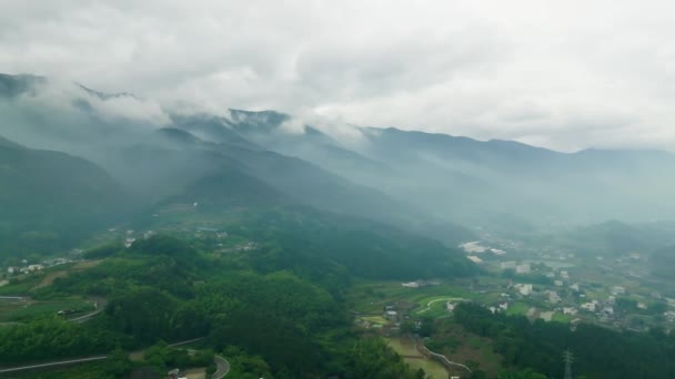Voando Direção Montanhas Névoa Pela Paisagem Rural Dia Nublado Imagens — Vídeo de Stock