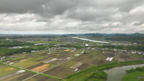 在一个又一个城镇的乡村风景中 在雨云的笼罩下 在干枯的犁地上飞翔 高质量的4K镜头 — 图库视频影像