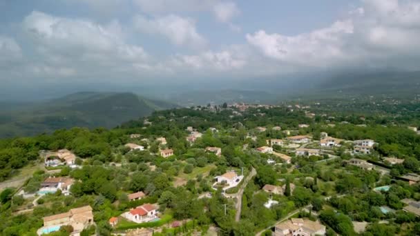 Terbang Atas Rumah Pedesaan Dan Lanskap Gunung Hijau Selatan Perancis — Stok Video
