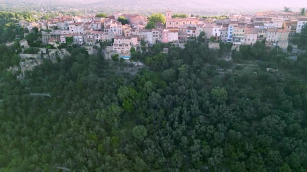 フランスの村の朝の太陽と歴史的な建物からレンズフレア 高品質4K映像 — ストック動画