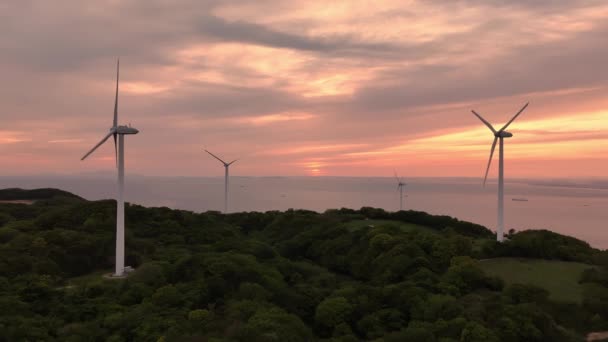 Dramatyczny Zachód Słońca Niebie Nad Turbinami Nadmorskiej Farmie Wiatrowej Wysokiej — Wideo stockowe