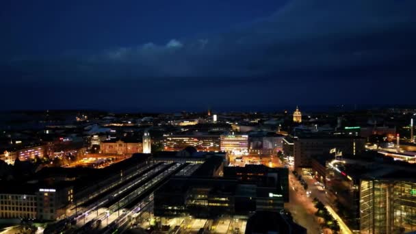 ヘルシンキ フィンランド 2023年7月2日 夜間の市内中心部と鉄道駅からの光 高品質4K映像 — ストック動画