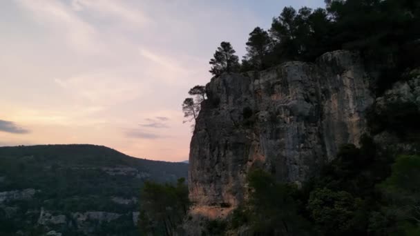 Terugvliegend Door Steile Kalkstenen Kliffen Vallei Bij Zonsondergang Hoge Kwaliteit — Stockvideo