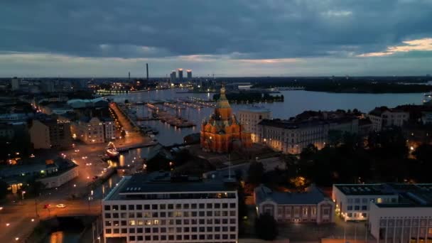 夜明けにヘルシンキ港の建物や歴史的教会からの光 高品質の写真 — ストック動画