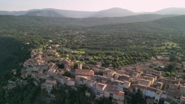 Geleneksel Fransız köyündeki tarihi binaların üzerine yavaşça düşüyor. Yüksek kalite 4k görüntü
