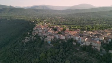 Fransız dağlarının tepesindeki tarihi binalar üzerinde yavaş uçuş. Yüksek kalite 4k görüntü