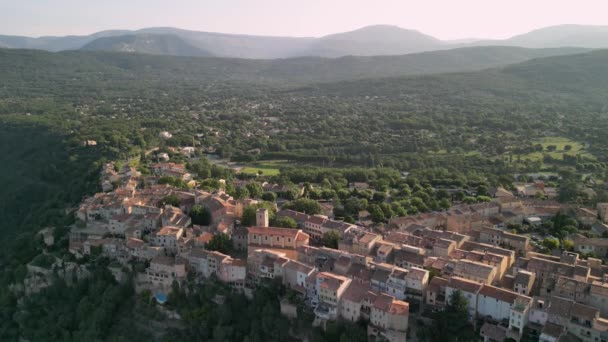伝統的なフランスの村の歴史的な建物の上にゆっくりと落ちる 高品質4K映像 — ストック動画