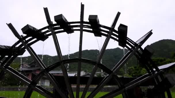 Water Spills Spinning Water Wheel White Sky Slow Motion High — Stock Video