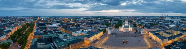 Panoramautsikt Över Helsingfors Domkyrka Och Stadens Ljus Gryningen Högkvalitativt Foto — Stockfoto