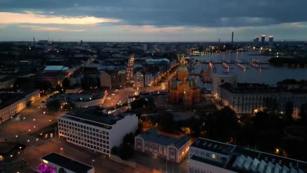黎明时分 在赫尔辛基港口明亮的建筑物中 乌彭斯基主教座堂被点燃 高质量的4K镜头 — 图库视频影像