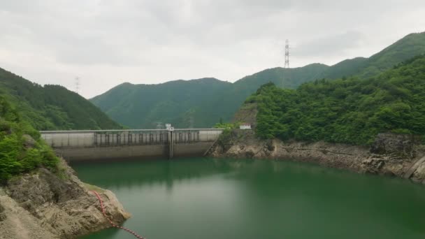 Rocha Exposta Barragem Abaixo Linha Água Reservatório Nas Montanhas Imagens — Vídeo de Stock