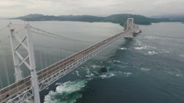Awaji ve Shikoku Adaları arasındaki Naruto Köprüsü 'nün altındaki güçlü akıntı. Yüksek kalite 4k görüntü