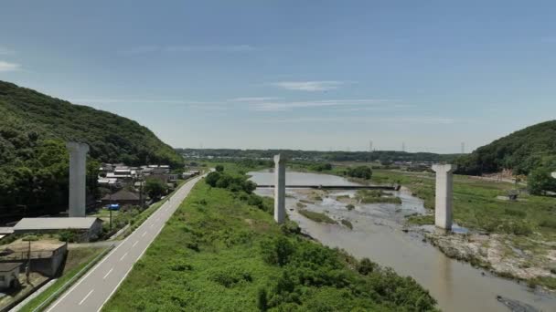 Nehir Üzerindeki Tamamlanmamış Köprü Için Beton Destek Sütunlarına Doğru Ilerliyoruz — Stok video
