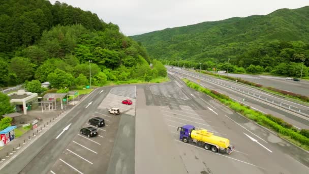 日本石草市 2023年6月11日 在高速公路休息站撞倒运送液体货物的卡车 高质量的4K镜头 — 图库视频影像