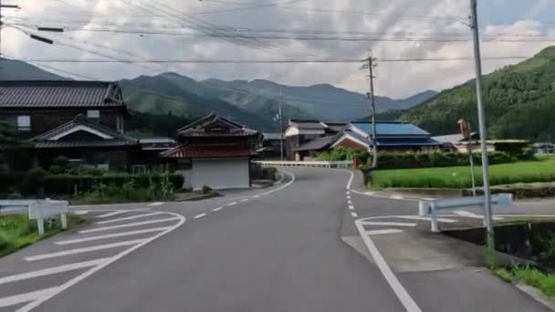Guidare Strada Stretta Attraverso Villaggio Nel Giappone Rurale Piedi Delle — Video Stock