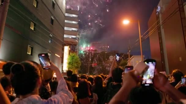日本大阪 2023年7月25日 在天津市松井节 Tenjin Matsuri Festival 人们在智能手机上录制焰火视频 高质量的4K镜头 — 图库视频影像