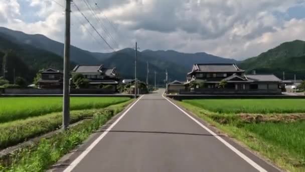 沿着日本的稻田和高山 沿着乡村社区开车 高质量的4K镜头 — 图库视频影像