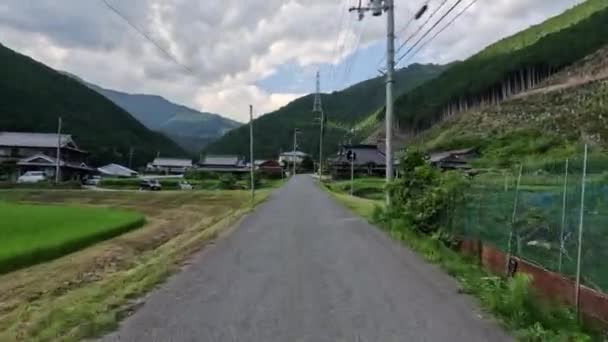 Conducir Por Carretera Japón Rural Pequeño Pueblo Por Montañas Verdes — Vídeo de stock