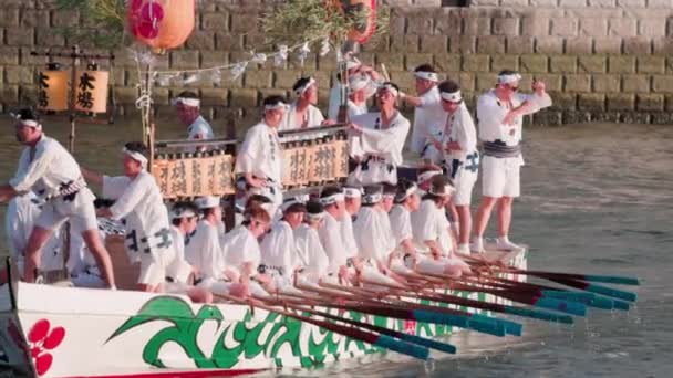 Οσάκα Ιαπωνία Ιουλίου 2023 Νεαροί Μετατρέπουν Παραδοσιακό Καράβι Ποτάμι Κατά — Αρχείο Βίντεο
