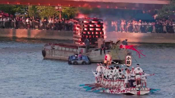 日本大阪 2023年7月25日 在天津市松井节 Tenjin Matsuri 传统的小船和燃烧的柴火 高质量的4K镜头 — 图库视频影像