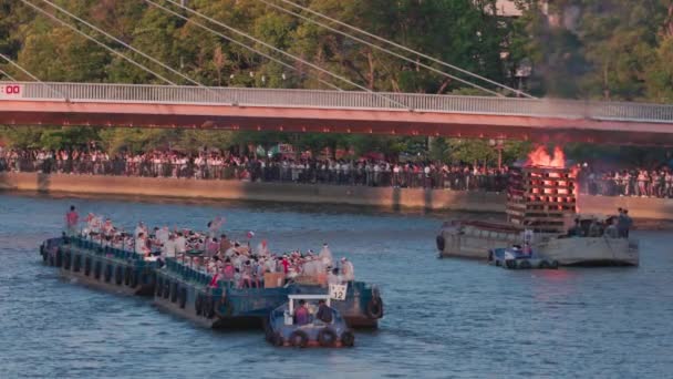 日本大阪 2023年7月25日 在天津节上 火堆熊熊燃烧 拥挤的河流驳船 高质量的4K镜头 — 图库视频影像