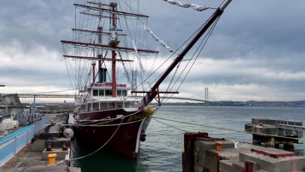 Tarihi Gemi Bulutlu Bir Günde Asma Köprüyle Limana Yanaştı Yüksek — Stok video