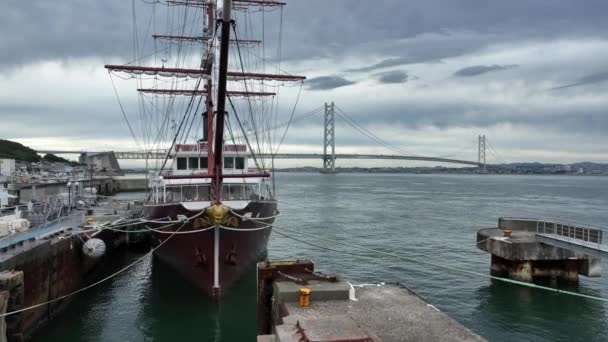 Stijgen Historische Zeilschip Naar Moderne Hangbrug Bewolkte Dag Hoge Kwaliteit — Stockvideo