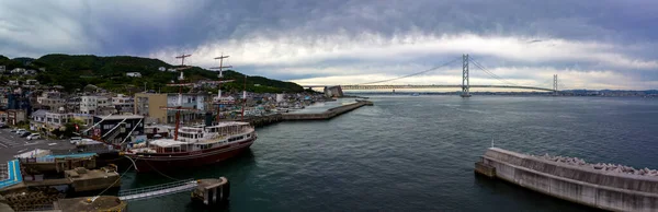 Panoramisch Uitzicht Historische Zeilschip Verankerd Haven Door Moderne Brug Hoge — Stockfoto