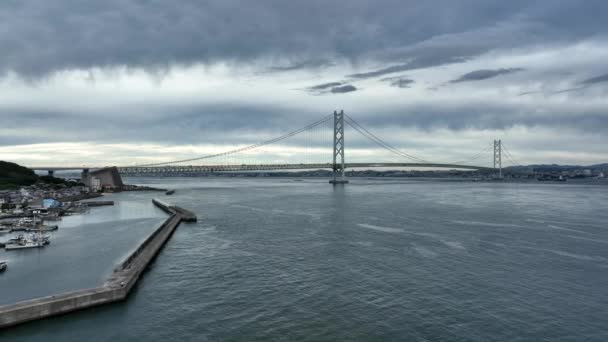 曇りの日に長い吊り橋に向かって上昇する 高品質の4K映像 — ストック動画