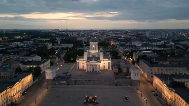 夜明けに歴史的なヨーロッパの教会と市の広場のライト 高品質の4K映像 — ストック動画