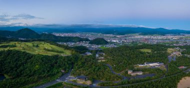 Şafak vakti Hilly Green 'deki Tottori şehrinin panoramik hava manzarası. Yüksek kalite fotoğraf
