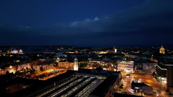 ヘルシンキ フィンランド 2023年7月2日 夏の夜にダウンタウンのオフィスビルに戻る 高品質の4K映像 — ストック動画