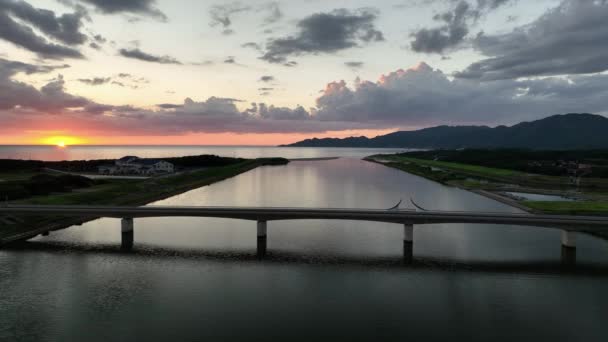 Podejście Lotnicze Pustego Mostu Nad Rzeką Przybrzeżną Dramatycznym Zachodem Słońca — Wideo stockowe