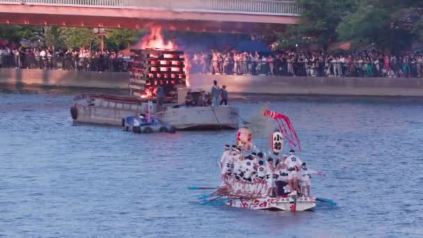 日本大阪 2023年7月25日 鼓手在传统划船接近燃烧的柴堆时击败了年轻划船手 高质量的4K镜头 — 图库视频影像