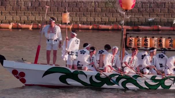 Осака Япония Июля 2023 Традиционные Лодки Уставшие Гребцы Веслах Время — стоковое видео