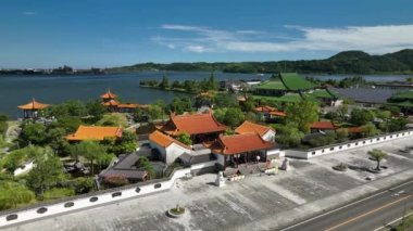 Güneşli bir günde geleneksel Japon binalarının göl kenarındaki hava manzarası. Yüksek kalite 4k görüntü