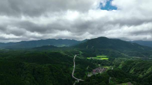 Volando Hacia Carretera Pueblo Las Exuberantes Montañas Verdes Tottori Japón — Vídeos de Stock
