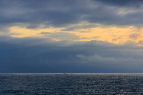Маленькое Рыбацкое Судно Огромном Синем Море Восходе Солнца Высокое Качество — стоковое фото