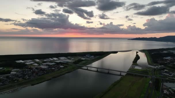 Zachodzie Słońca Blask Nad Rzeką Prowadzącą Morza Japońskiego Wybrzeżu Shimane — Wideo stockowe
