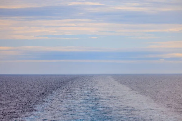 Корабельная Волна Проходит Спокойным Морям Ведущим Горизонту Ранним Утром Высокое — стоковое фото