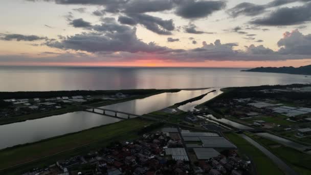 从空中俯瞰沿海地带的河流 夕阳西下的天空 高质量的4K镜头 — 图库视频影像