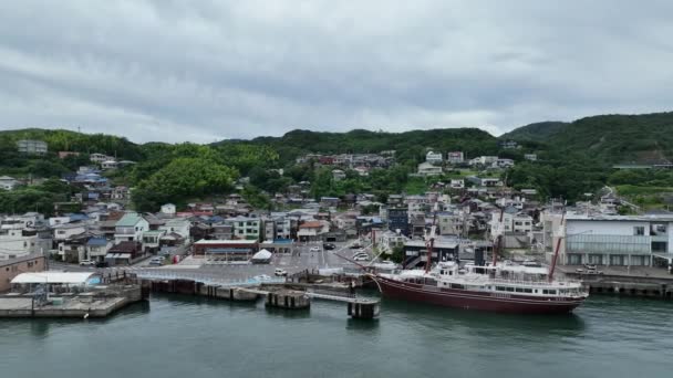 沿岸の町の港で激怒した帆で歴史的な船を回った 高品質の4K映像 — ストック動画