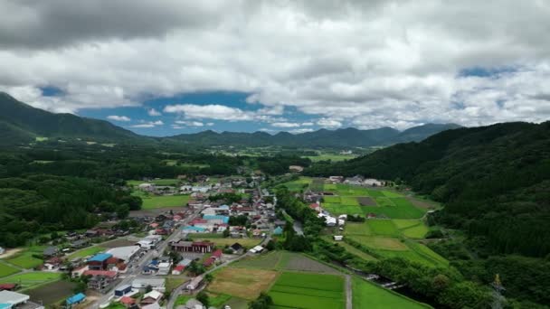 空中的平底锅盖过了日本山区的小村子和稻田 高质量的4K镜头 — 图库视频影像