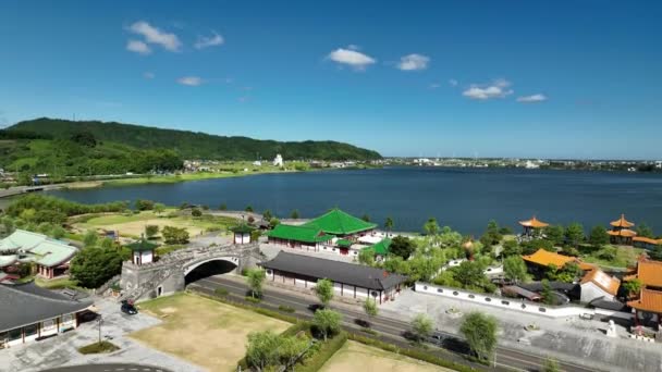 Aumento Carretera Por Onsen Tradicional Japonés Por Lago Día Soleado — Vídeo de stock