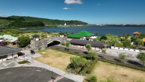 Αεροφωτογραφία Της Παραδοσιακής Ιαπωνικής Onsen Από Λίμνη Την Ηλιόλουστη Μέρα — Αρχείο Βίντεο
