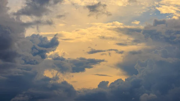 Altın saat ışığı ve üst atmosferde güzel fırtına bulutları. Yüksek kalite fotoğraf