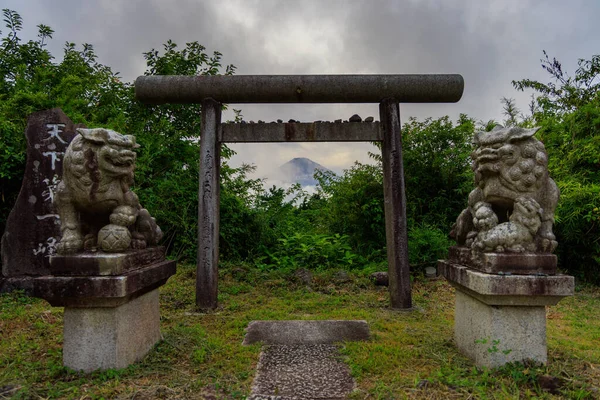 Fuji Mracích Mezi Kamennou Bránou Japonskou Sochou Shinto Kvalitní Fotografie — Stock fotografie